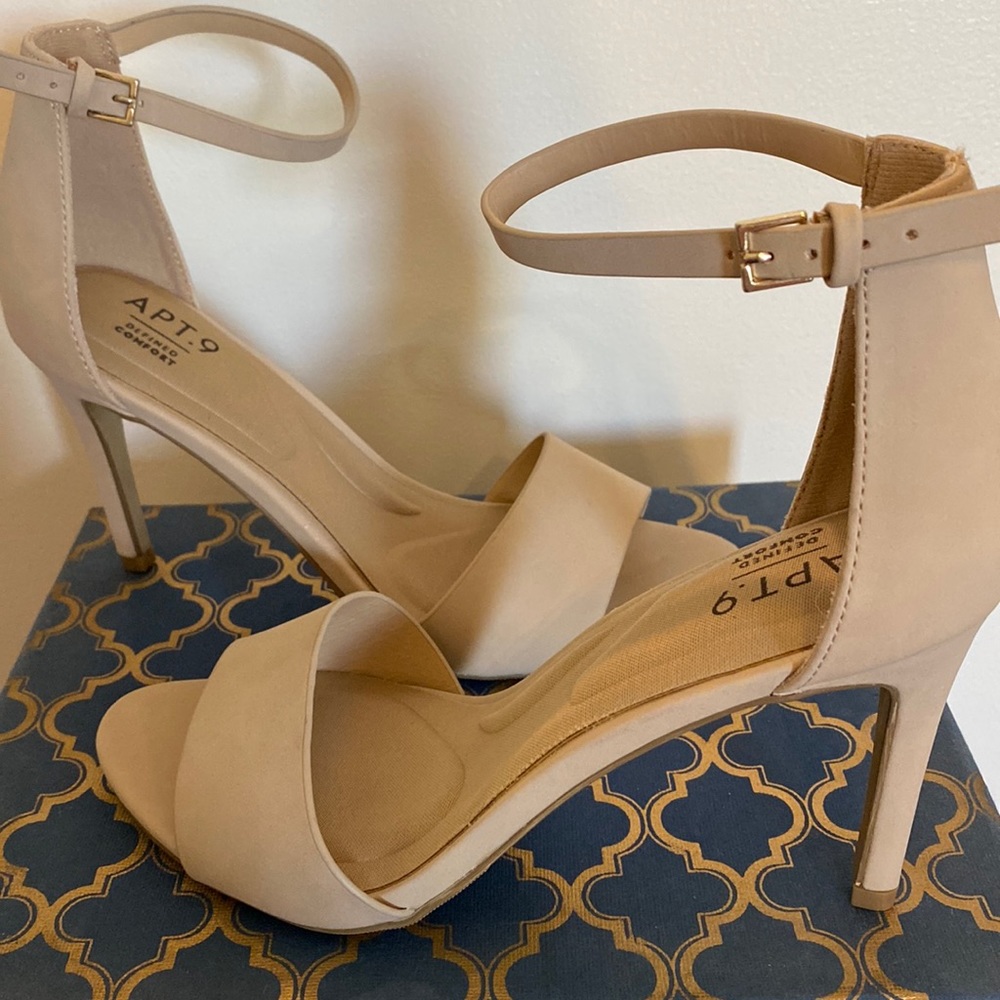 New without box, beautiful and simple (yet stunning) heels.